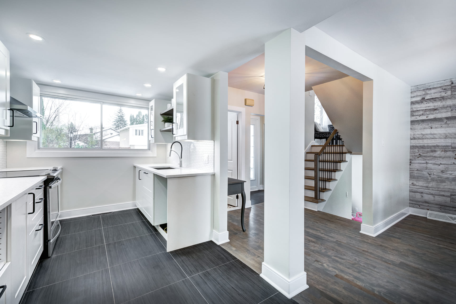 Intérieur rénové par NEW CONSTRUCTION SARL : cuisine ouverte et escalier